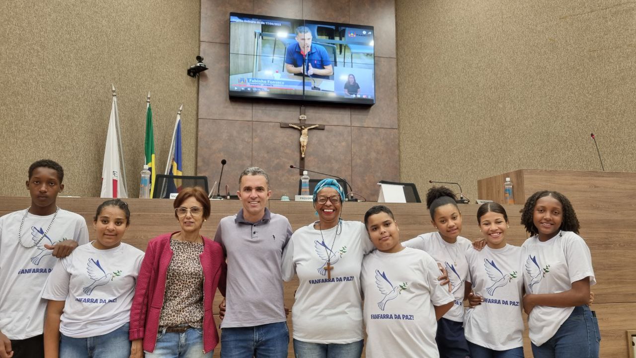 Adolescentes integrantes da Fanpaz visitam Câmara de Itabirito