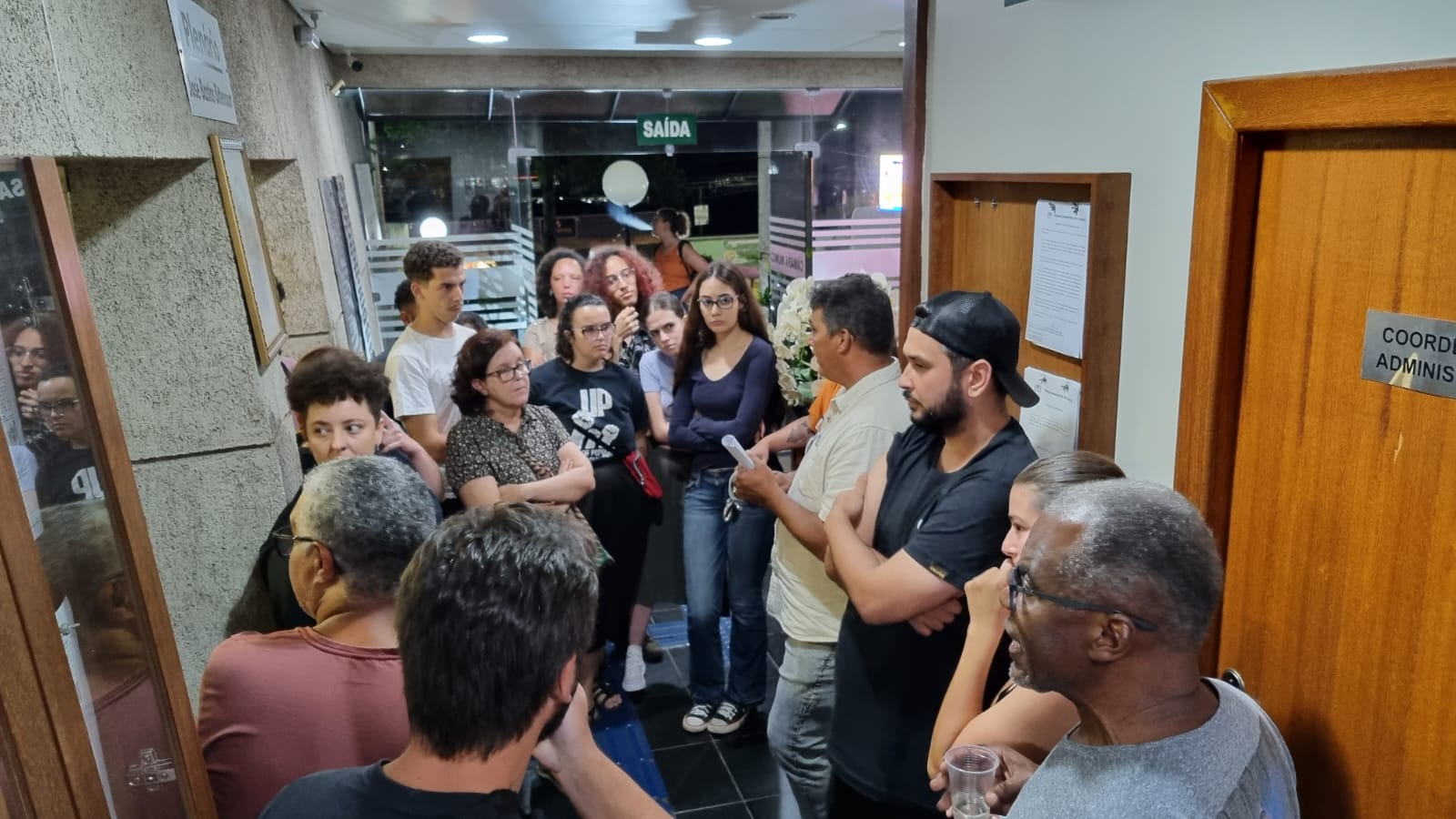 Câmara de Itabirito: após reunião ser encerrada antes da hora, manifestantes e presidente conversam